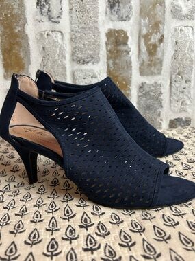 Style & Co Navy Perforated Peep-Toe Kitten Heels Women’s 9